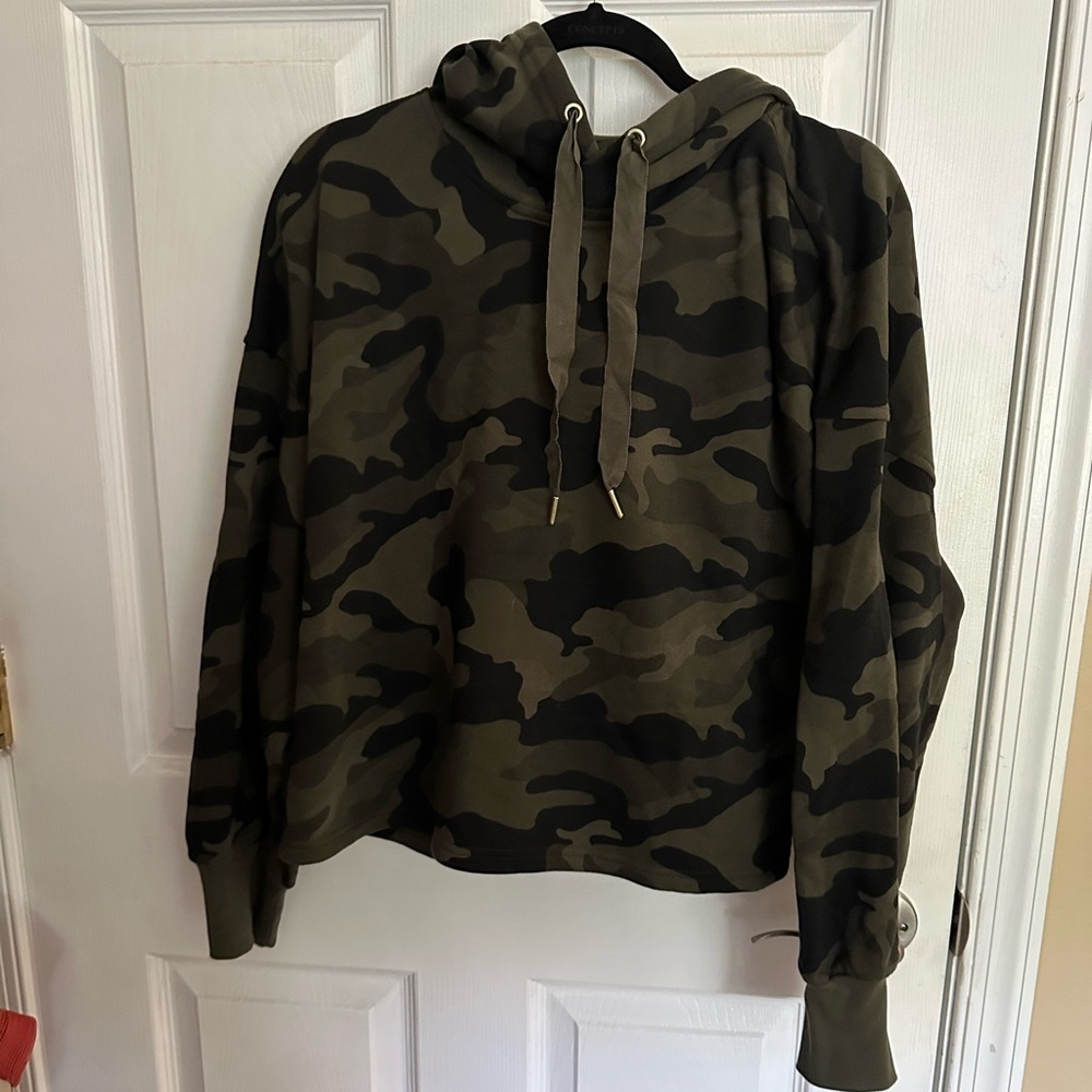Old navy camo hoodie cropped